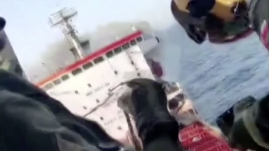 Pasukan Amerika Serikat melumpuhkan sebuah kapal tanker minyak tanpa muatan di Teluk Oman pada Senin (8/6/2026) setelah kapal tersebut mencoba berlayar menuju pelabuhan di Iran.