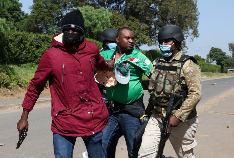 Para demonstran ikut serta dalam protes menentang rencana karantina Ebola yang didukung AS untuk mendirikan fasilitas berkapasitas 50 tempat tidur di pangkalan angkatan udara Kenya yang dimaksudkan untuk menampung warga Amerika yang terpapar Ebola, di kota Nanyuki, Kabupaten Laikipia, Kenya, 9 Juni 2026. (REUTERS/Monicah Mwangi)