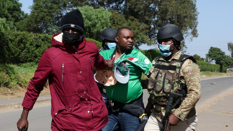 Petugas polisi menahan seorang demonstran, sementara orang-orang berpartisipasi dalam protes menentang rencana karantina Ebola yang didukung AS untuk mendirikan fasilitas berkapasitas 50 tempat tidur di pangkalan angkatan udara Kenya yang dimaksudkan untuk menampung warga Amerika yang terpapar Ebola, di kota Nanyuki, Kabupaten Laikipia, Kenya, 9 Juni 2026.