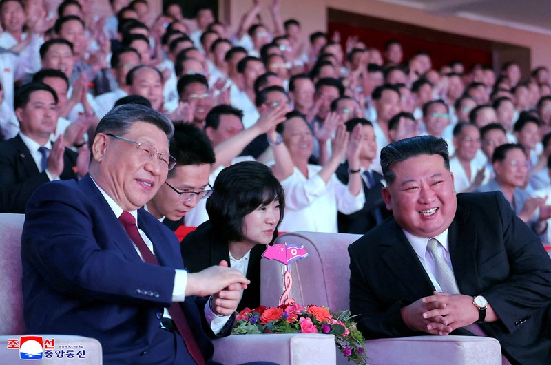 Presiden China Xi Jinping menghadiri jamuan makan malam yang diselenggarakan oleh pemimpin Korea Utara Kim Jong Un di Aula Mokran, Pyongyang, Korea Utara, Senin (8/6/2026). (KCNA via REUTERS)