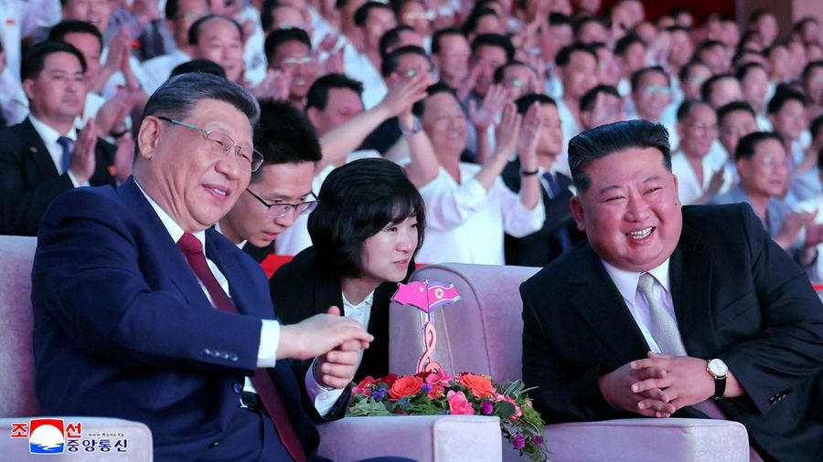 Presiden China Xi Jinping menghadiri jamuan makan malam yang diselenggarakan oleh pemimpin Korea Utara Kim Jong Un di Aula Mokran, Pyongyang, Korea Utara, Senin (8/6/2026). (KCNA via REUTERS)