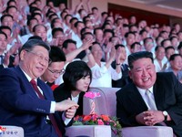 Presiden China Xi Jinping menghadiri jamuan makan malam yang diselenggarakan oleh pemimpin Korea Utara Kim Jong Un di Aula Mokran, Pyongyang, Korea Utara, Senin (8/6/2026). (KCNA via REUTERS)