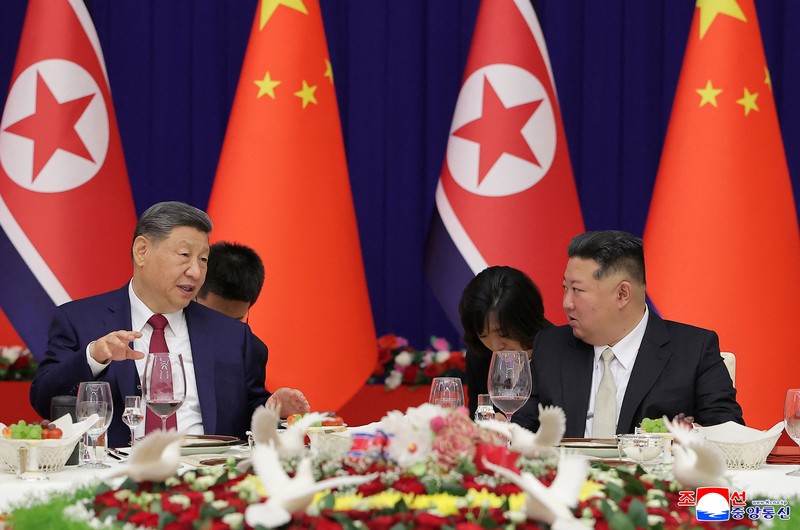 Presiden China Xi Jinping menghadiri jamuan makan malam yang diselenggarakan oleh pemimpin Korea Utara Kim Jong Un di Aula Mokran, Pyongyang, Korea Utara, Senin (8/6/2026). (KCNA via REUTERS)
