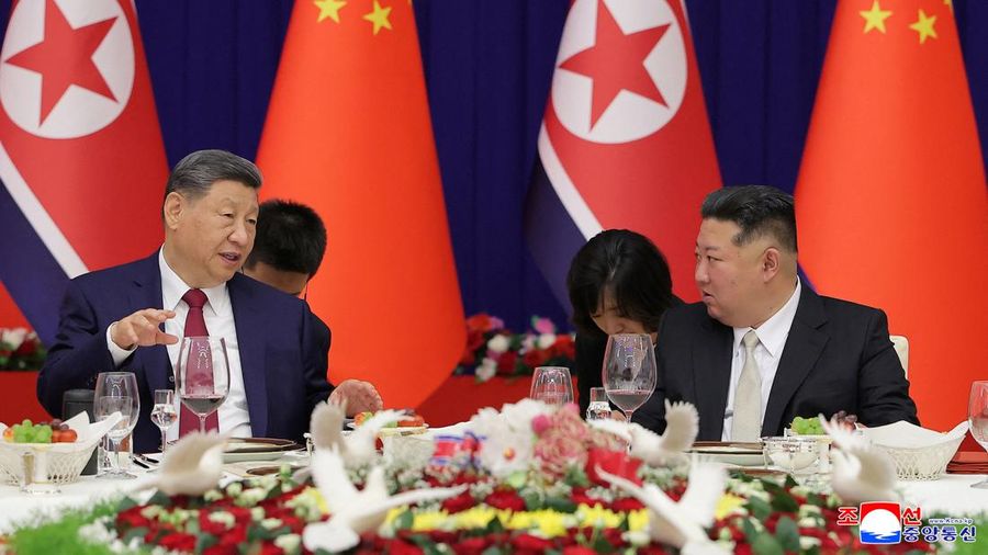 Presiden China Xi Jinping menghadiri jamuan makan malam yang diselenggarakan oleh pemimpin Korea Utara Kim Jong Un di Aula Mokran, Pyongyang, Korea Utara, Senin (8/6/2026). (KCNA via REUTERS)