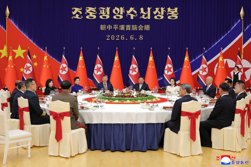 Presiden China Xi Jinping menghadiri jamuan makan malam yang diselenggarakan oleh pemimpin Korea Utara Kim Jong Un di Aula Mokran, Pyongyang, Korea Utara, Senin (8/6/2026). (KCNA via REUTERS)