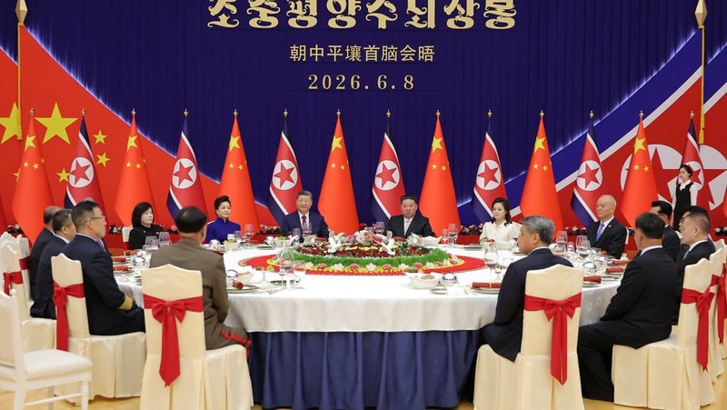 Presiden China Xi Jinping menghadiri jamuan makan malam yang diselenggarakan oleh pemimpin Korea Utara Kim Jong Un di Aula Mokran, Pyongyang, Korea Utara, Senin (8/6/2026). (KCNA via REUTERS)