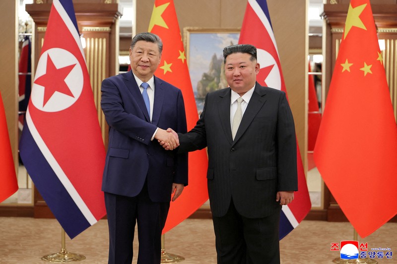 Presiden China Xi Jinping menghadiri jamuan makan malam yang diselenggarakan oleh pemimpin Korea Utara Kim Jong Un di Aula Mokran, Pyongyang, Korea Utara, Senin (8/6/2026). (KCNA via REUTERS)