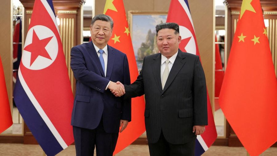 Presiden China Xi Jinping menghadiri jamuan makan malam yang diselenggarakan oleh pemimpin Korea Utara Kim Jong Un di Aula Mokran, Pyongyang, Korea Utara, Senin (8/6/2026). (KCNA via REUTERS)