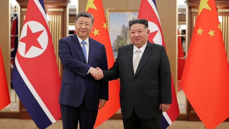 Presiden China Xi Jinping menghadiri jamuan makan malam yang diselenggarakan oleh pemimpin Korea Utara Kim Jong Un di Aula Mokran, Pyongyang, Korea Utara, Senin (8/6/2026). (KCNA via REUTERS)