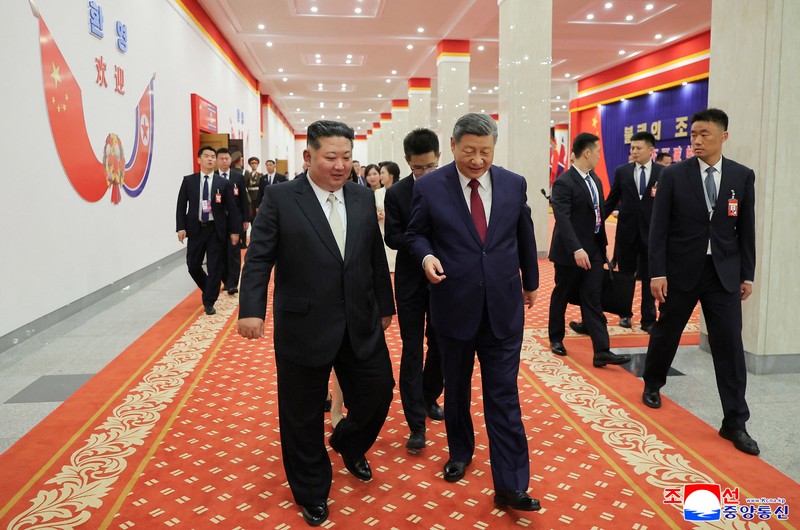 Presiden China Xi Jinping menghadiri jamuan makan malam yang diselenggarakan oleh pemimpin Korea Utara Kim Jong Un di Aula Mokran, Pyongyang, Korea Utara, Senin (8/6/2026). (KCNA via REUTERS)