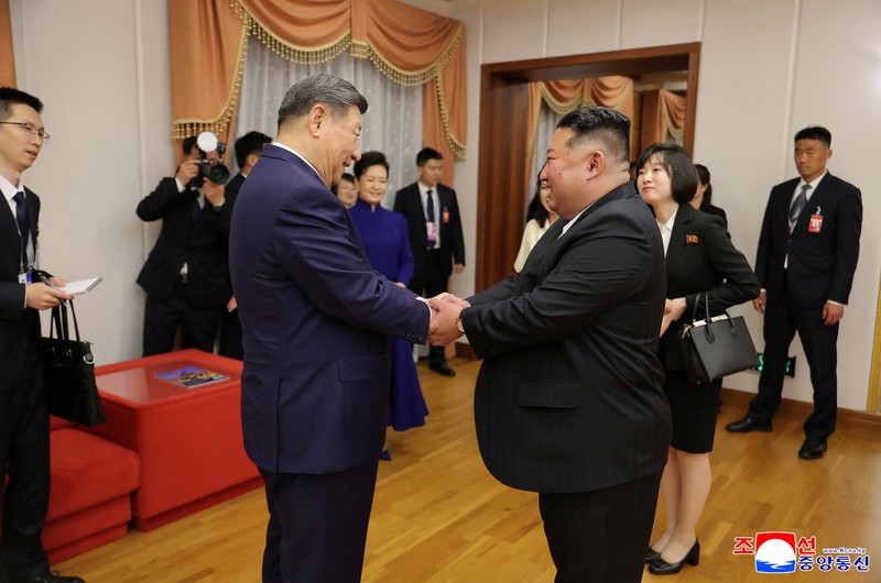 Presiden China Xi Jinping menghadiri jamuan makan malam yang diselenggarakan oleh pemimpin Korea Utara Kim Jong Un di Aula Mokran, Pyongyang, Korea Utara, Senin (8/6/2026). (KCNA via REUTERS)