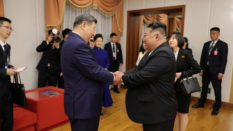 Presiden China Xi Jinping menghadiri jamuan makan malam yang diselenggarakan oleh pemimpin Korea Utara Kim Jong Un di Aula Mokran, Pyongyang, Korea Utara, Senin (8/6/2026). (KCNA via REUTERS)