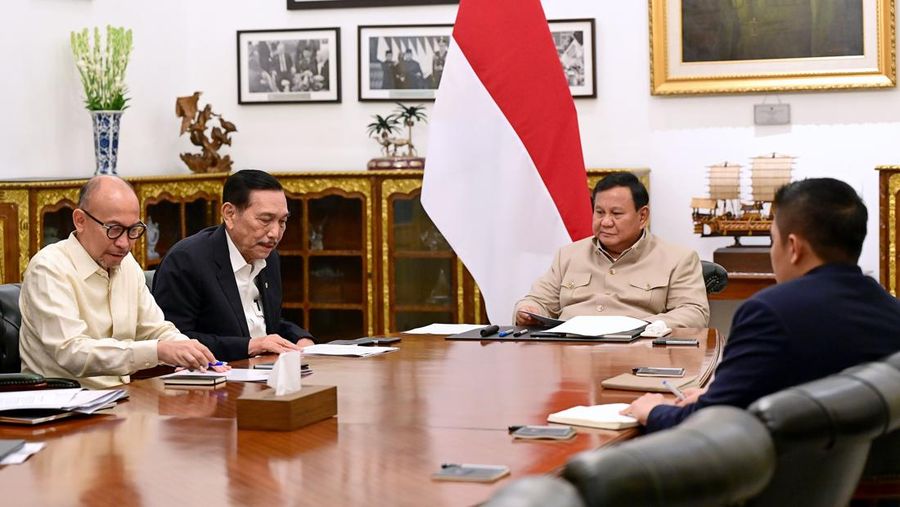 Presiden Prabowo Subianto menerima Ketua Dewan Ekonomi Nasional (DEN) Luhut Binsar Pandjaitan beserta jajaran di Istana Merdeka, Jakarta, Selasa (9/6/2026). (Dok. BPMI Sekretariat Presiden/Muchlis Jr)