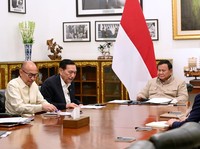 Presiden Prabowo Subianto menerima Ketua Dewan Ekonomi Nasional (DEN) Luhut Binsar Pandjaitan beserta jajaran di Istana Merdeka, Jakarta, Selasa (9/6/2026). (Dok. BPMI Sekretariat Presiden/Muchlis Jr)