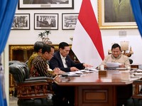 Presiden Prabowo Subianto menerima Ketua Dewan Ekonomi Nasional (DEN) Luhut Binsar Pandjaitan beserta jajaran di Istana Merdeka, Jakarta, Selasa (9/6/2026). (Dok. BPMI Sekretariat Presiden/Muchlis Jr)