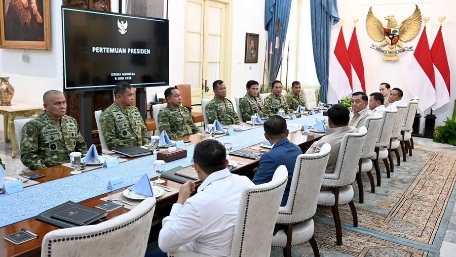 Presiden Prabowo Subianto menerima Panglima TNI Agus Subiyanto, Wakil Panglima TNI Tandyo Budi, serta para kepala staf di Istana Merdeka, Jakarta, Selasa (9/6/2026). Prabowo didampingi oleh Menteri Pertahanan Sjafrie Sjamsoeddin, Kepala BIN Muhammad