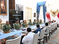 Presiden Prabowo Subianto menerima Panglima TNI Agus Subiyanto, Wakil Panglima TNI Tandyo Budi, serta para kepala staf di Istana Merdeka, Jakarta, Selasa (9/6/2026). Prabowo didampingi oleh Menteri Pertahanan Sjafrie Sjamsoeddin, Kepala BIN Muhammad