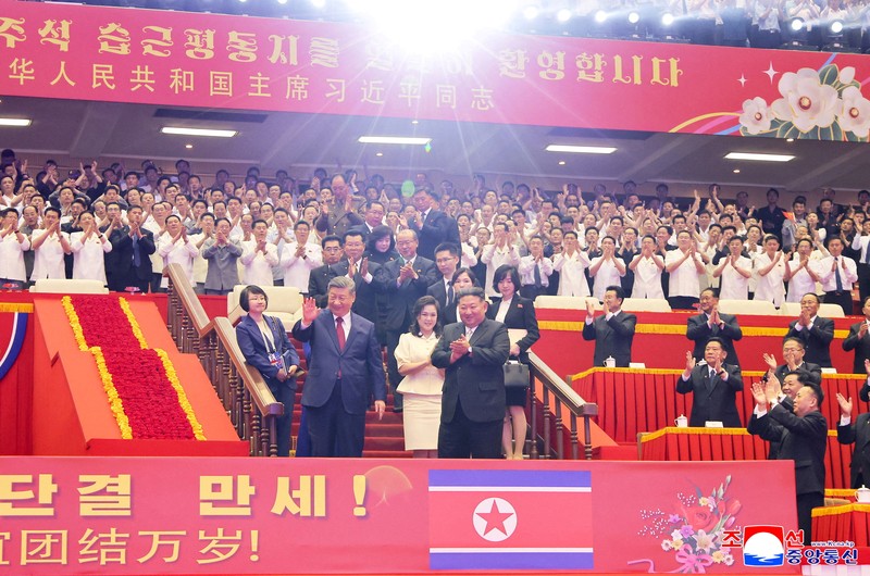 Presiden Tiongkok Xi Jinping dan pemimpin Korea Utara Kim Jong Un menghadiri pertunjukan di Stadion Dalam Ruangan Pyongyang, selama kunjungan kenegaraan Xi, di Pyongyang, Korea Utara, 8 Juni 2026, dalam foto yang dirilis oleh Kantor Berita Pusat Korea (KCNA) resmi Korea Utara. (KCNA via REUTERS)