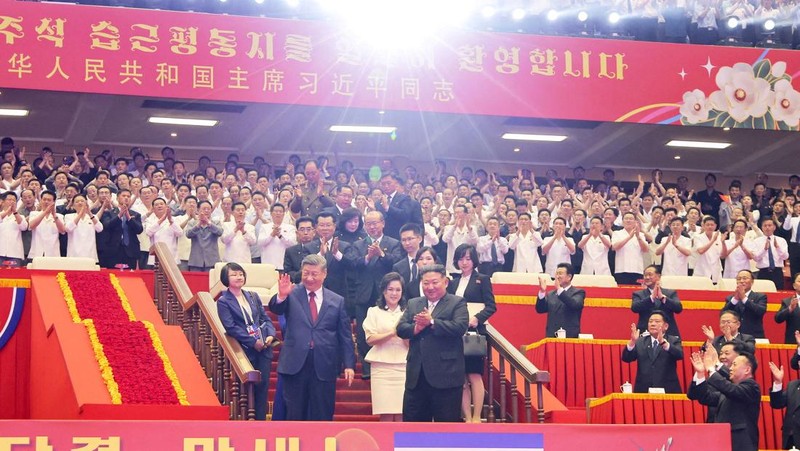 Presiden Tiongkok Xi Jinping dan pemimpin Korea Utara Kim Jong Un menghadiri pertunjukan di Stadion Dalam Ruangan Pyongyang, selama kunjungan kenegaraan Xi, di Pyongyang, Korea Utara, 8 Juni 2026, dalam foto yang dirilis oleh Kantor Berita Pusat Kore
