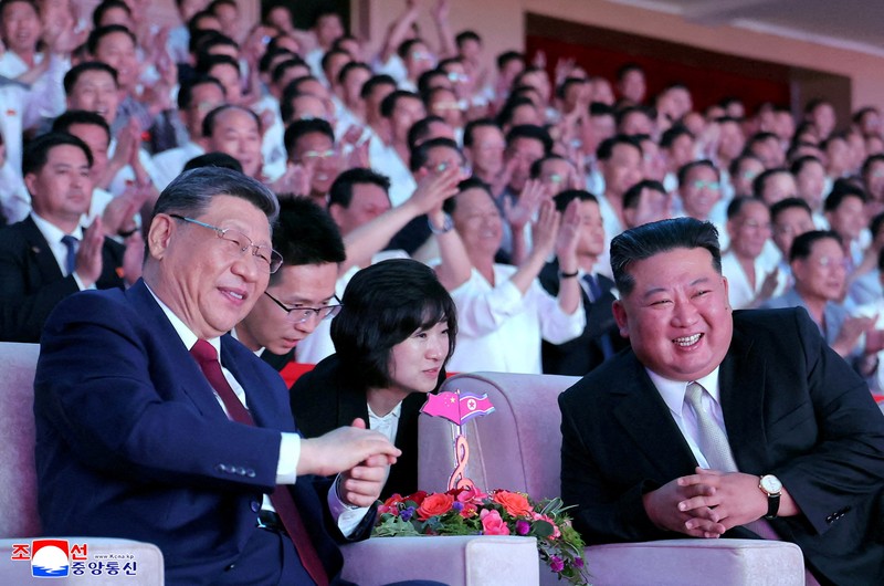 Presiden Tiongkok Xi Jinping dan pemimpin Korea Utara Kim Jong Un menghadiri pertunjukan di Stadion Dalam Ruangan Pyongyang, selama kunjungan kenegaraan Xi, di Pyongyang, Korea Utara, 8 Juni 2026, dalam foto yang dirilis oleh Kantor Berita Pusat Korea (KCNA) resmi Korea Utara. (KCNA via REUTERS)