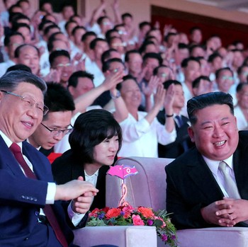Presiden China Xi Jinping duduk di sebelah pemimpin Korea Utara Kim Jong Un saat menghadiri pertunjukan di Stadion Dalam Ruangan Pyongyang, selama kunjungan kenegaraannya, di Pyongyang, Korea Utara, 8 Juni 2026, dalam foto yang dirilis oleh Kantor