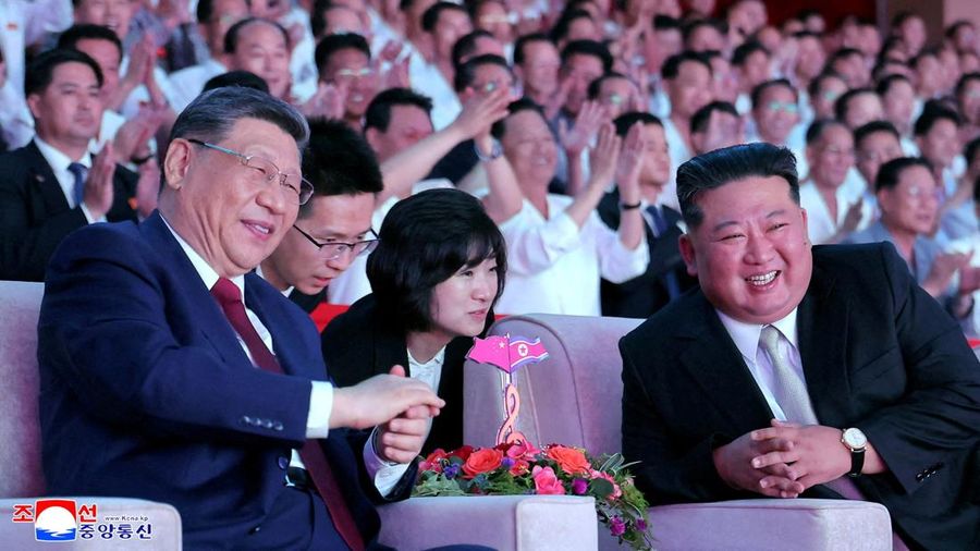 Presiden Tiongkok Xi Jinping duduk di sebelah pemimpin Korea Utara Kim Jong Un saat menghadiri pertunjukan di Stadion Dalam Ruangan Pyongyang, selama kunjungan kenegaraannya, di Pyongyang, Korea Utara, 8 Juni 2026, dalam foto yang dirilis oleh Kantor Berita Pusat Korea (KCNA) resmi Korea Utara.