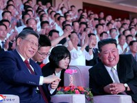 Presiden China Xi Jinping duduk di sebelah pemimpin Korea Utara Kim Jong Un saat menghadiri pertunjukan di Stadion Dalam Ruangan Pyongyang, selama kunjungan kenegaraannya, di Pyongyang, Korea Utara, 8 Juni 2026, dalam foto yang dirilis oleh Kantor