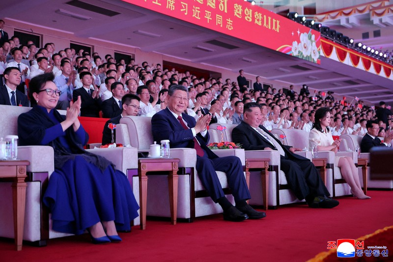Presiden Tiongkok Xi Jinping dan pemimpin Korea Utara Kim Jong Un menghadiri pertunjukan di Stadion Dalam Ruangan Pyongyang, selama kunjungan kenegaraan Xi, di Pyongyang, Korea Utara, 8 Juni 2026, dalam foto yang dirilis oleh Kantor Berita Pusat Korea (KCNA) resmi Korea Utara. (KCNA via REUTERS)