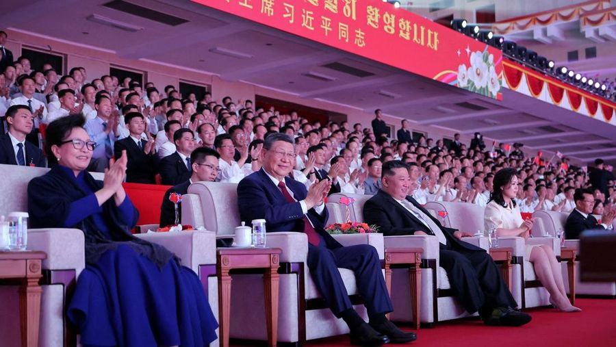 Presiden Tiongkok Xi Jinping, istrinya Peng Liyuan, pemimpin Korea Utara Kim Jong Un, dan istrinya Ri Sol Ju duduk bersama saat menghadiri pertunjukan di Stadion Dalam Ruangan Pyongyang, selama kunjungan kenegaraan Xi, di Pyongyang, Korea Utara, 8 Juni 2026, dalam foto yang dirilis oleh Kantor Berita Pusat Korea (KCNA) resmi Korea Utara.