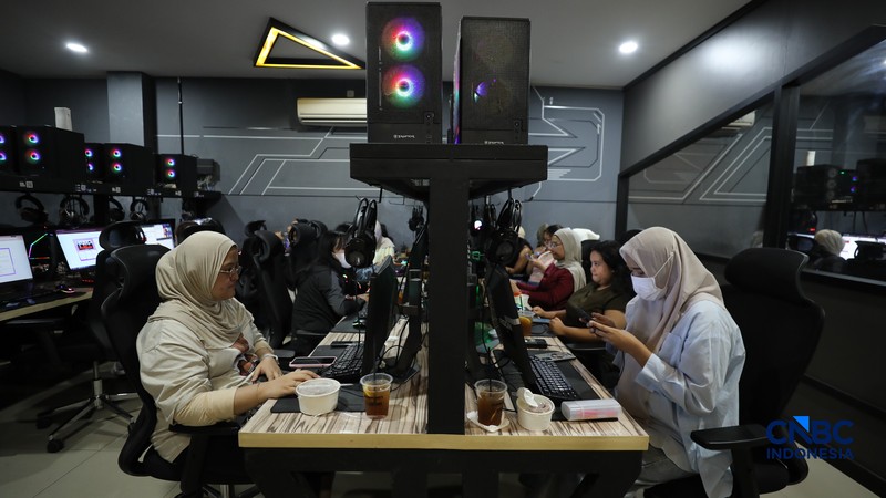 Suasana berbeda terlihat di sejumlah warnet gaming di Jakarta pada Selasa (9/6/2026), jelang dimulainya penjualan tiket konser BTS World Tour