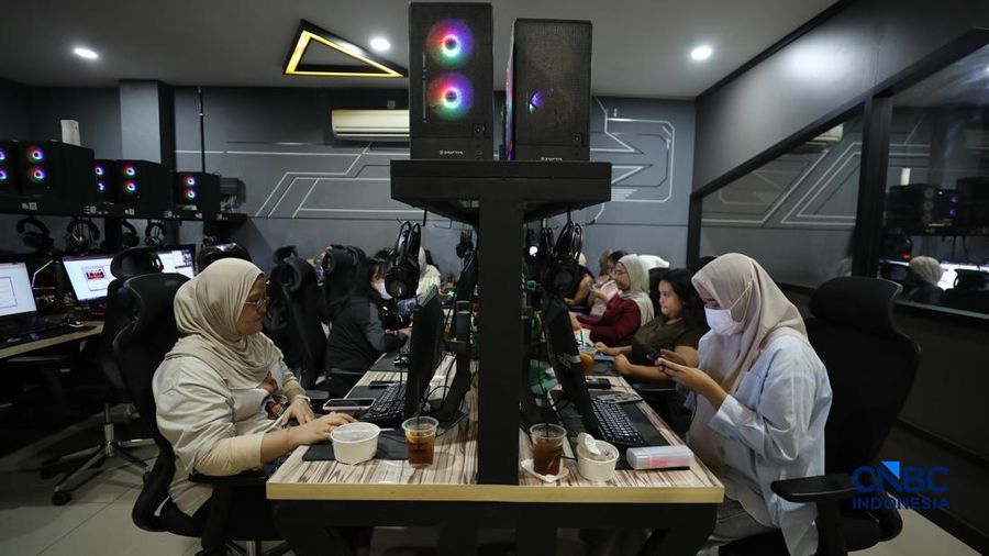 Suasana berbeda terlihat di sejumlah warnet gaming di Jakarta pada Selasa (9/6/2026), jelang dimulainya penjualan tiket konser BTS World Tour
