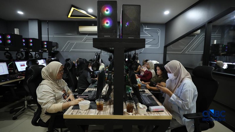 Suasana berbeda terlihat di sejumlah warnet gaming di Jakarta pada Selasa (9/6/2026), jelang dimulainya penjualan tiket konser BTS World Tour