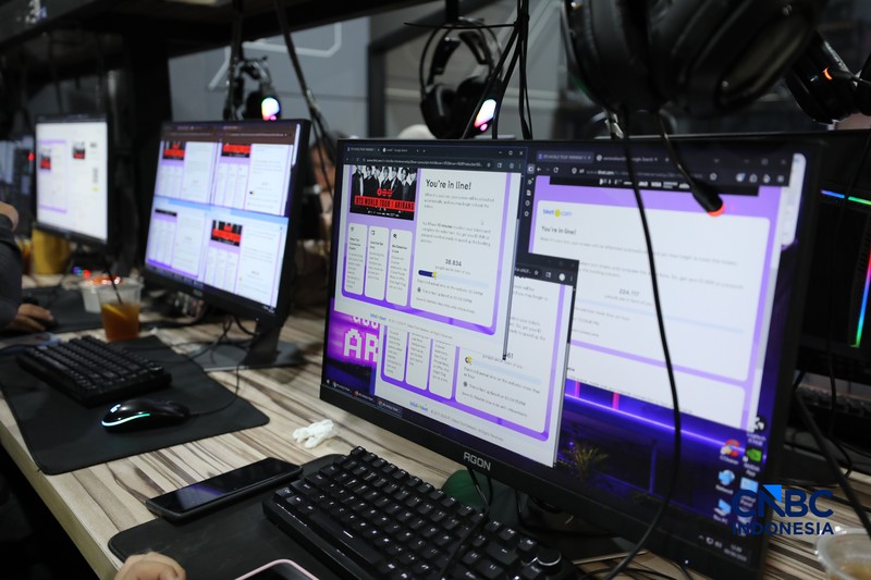 Suasana berbeda terlihat di sejumlah warnet gaming di Jakarta pada Selasa (9/6/2026), jelang dimulainya penjualan tiket konser BTS World Tour