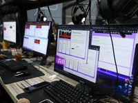 Suasana berbeda terlihat di sejumlah warnet gaming di Jakarta pada Selasa (9/6/2026), jelang dimulainya penjualan tiket konser BTS World Tour "ARIRANG" in Jakarta. (CNBC Indonesia/Tri Susilo)