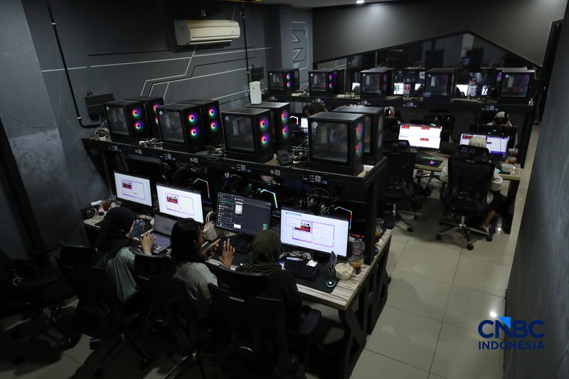 Suasana berbeda terlihat di sejumlah warnet gaming di Jakarta pada Selasa (9/6/2026), jelang dimulainya penjualan tiket konser BTS World Tour