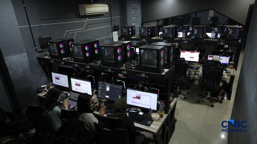 Suasana berbeda terlihat di sejumlah warnet gaming di Jakarta pada Selasa (9/6/2026), jelang dimulainya penjualan tiket konser BTS World Tour