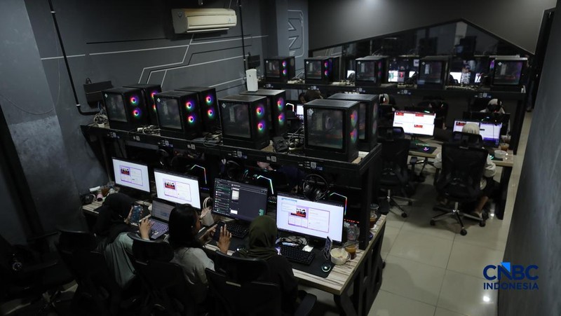 Suasana berbeda terlihat di sejumlah warnet gaming di Jakarta pada Selasa (9/6/2026), jelang dimulainya penjualan tiket konser BTS World Tour