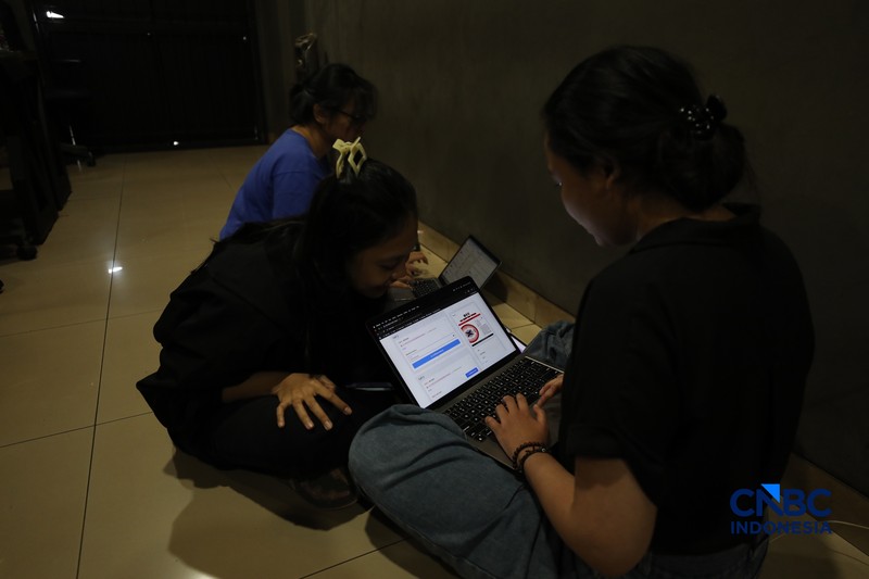 Suasana berbeda terlihat di sejumlah warnet gaming di Jakarta pada Selasa (9/6/2026), jelang dimulainya penjualan tiket konser BTS World Tour