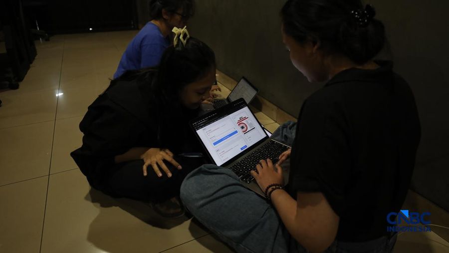 Suasana berbeda terlihat di sejumlah warnet gaming di Jakarta pada Selasa (9/6/2026), jelang dimulainya penjualan tiket konser BTS World Tour