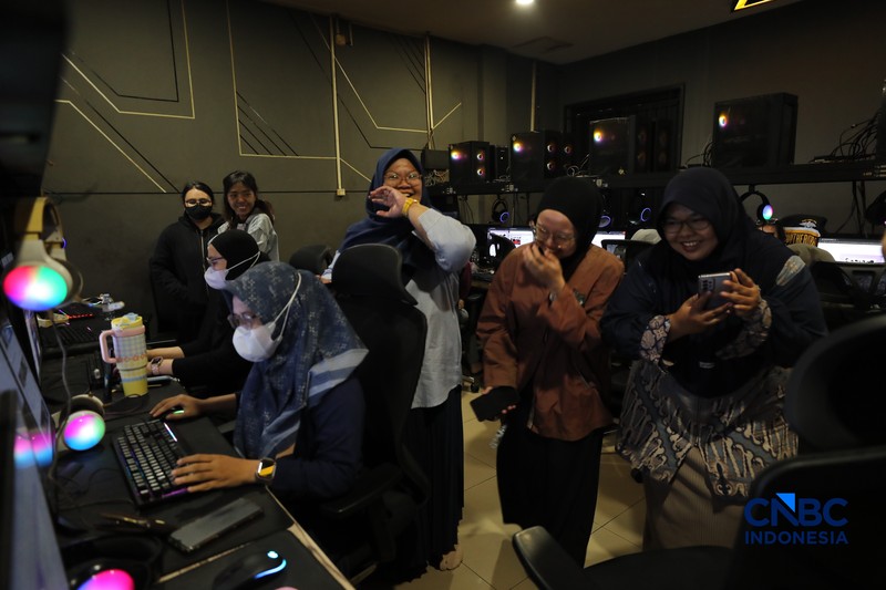Suasana berbeda terlihat di sejumlah warnet gaming di Jakarta pada Selasa (9/6/2026), jelang dimulainya penjualan tiket konser BTS World Tour