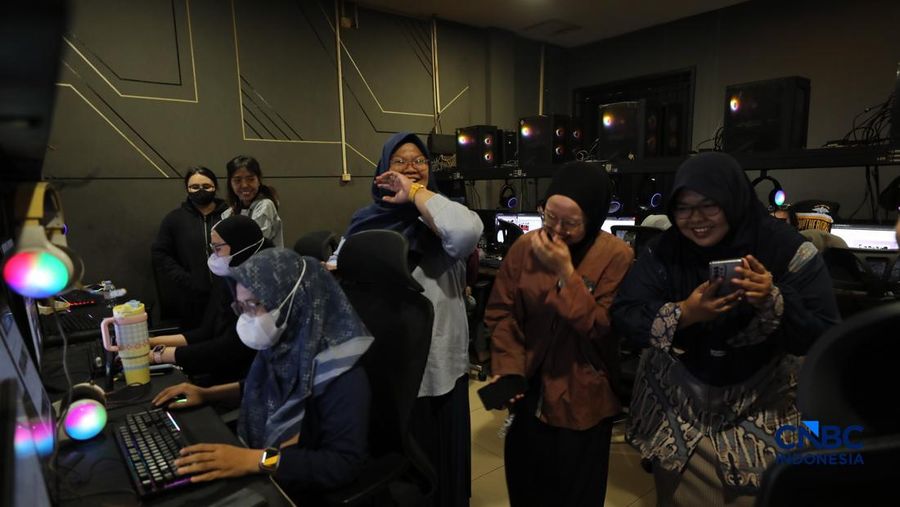 Suasana berbeda terlihat di sejumlah warnet gaming di Jakarta pada Selasa (9/6/2026), jelang dimulainya penjualan tiket konser BTS World Tour "ARIRANG" in Jakarta. (CNBC Indonesia/Tri Susilo)