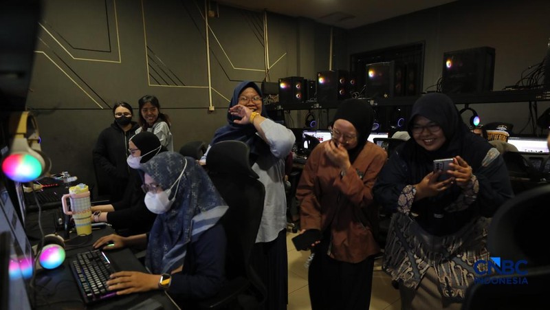 Suasana berbeda terlihat di sejumlah warnet gaming di Jakarta pada Selasa (9/6/2026), jelang dimulainya penjualan tiket konser BTS World Tour "ARIRANG" in Jakarta. (CNBC Indonesia/Tri Susilo)