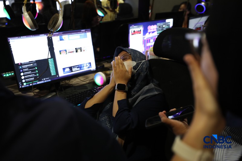 Suasana berbeda terlihat di sejumlah warnet gaming di Jakarta pada Selasa (9/6/2026), jelang dimulainya penjualan tiket konser BTS World Tour