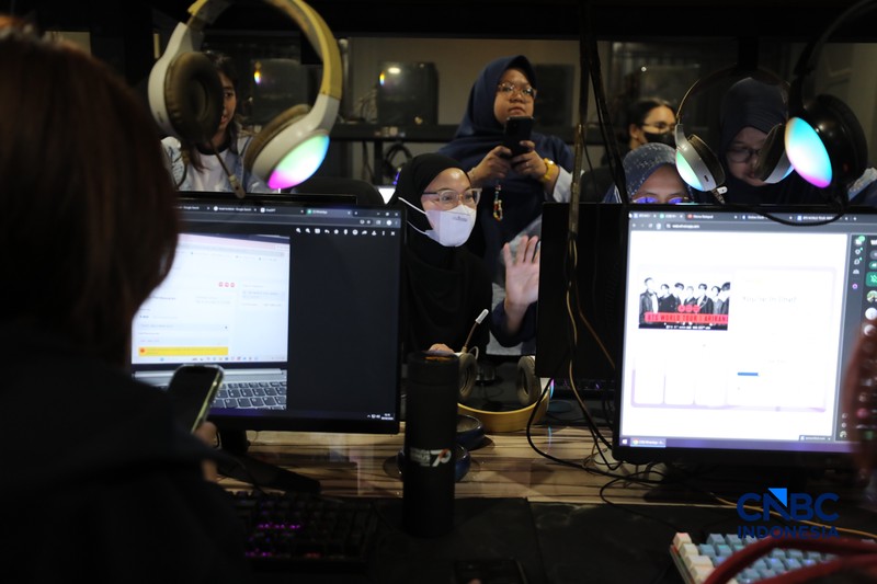 Suasana berbeda terlihat di sejumlah warnet gaming di Jakarta pada Selasa (9/6/2026), jelang dimulainya penjualan tiket konser BTS World Tour