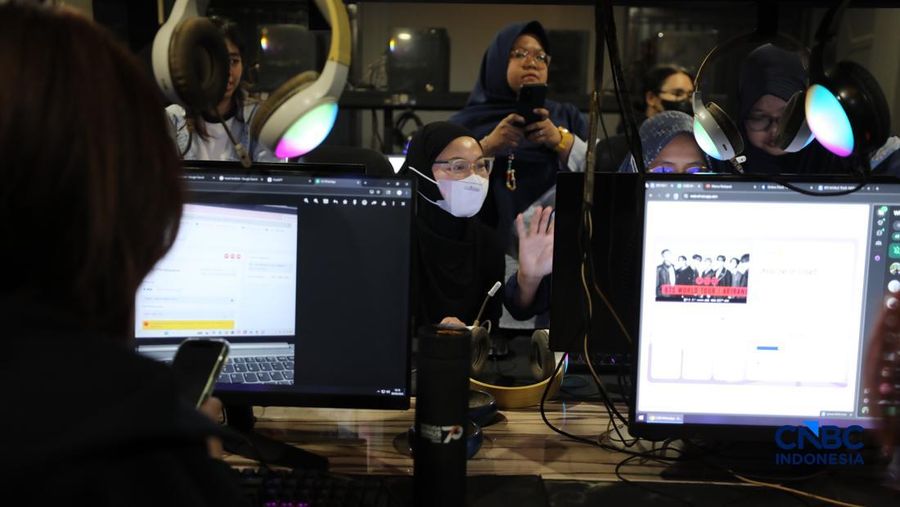 Suasana berbeda terlihat di sejumlah warnet gaming di Jakarta pada Selasa (9/6/2026), jelang dimulainya penjualan tiket konser BTS World Tour