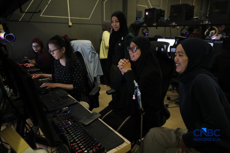 Suasana berbeda terlihat di sejumlah warnet gaming di Jakarta pada Selasa (9/6/2026), jelang dimulainya penjualan tiket konser BTS World Tour
