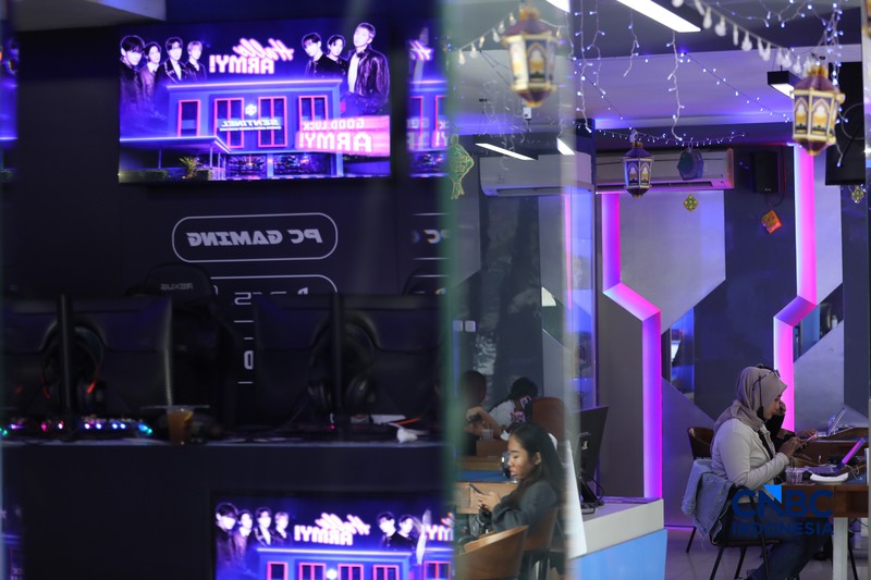 Suasana berbeda terlihat di sejumlah warnet gaming di Jakarta pada Selasa (9/6/2026), jelang dimulainya penjualan tiket konser BTS World Tour
