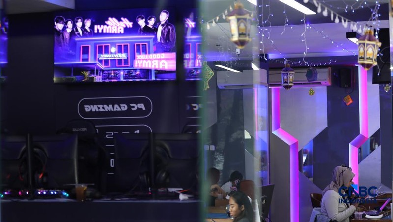 Suasana berbeda terlihat di sejumlah warnet gaming di Jakarta pada Selasa (9/6/2026), jelang dimulainya penjualan tiket konser BTS World Tour