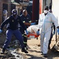 Anggota tim forensik membawa jenazah di lokasi kejadian setelah, menurut polisi, seorang pria bersenjata melepaskan tembakan di permukiman kumuh di Cleveland, Johannesburg, Afrika Selatan, 10 Juni 2026. (REUTERS/Siphiwe Sibeko)