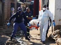 Anggota tim forensik membawa jenazah di lokasi kejadian setelah, menurut polisi, seorang pria bersenjata melepaskan tembakan di permukiman kumuh di Cleveland, Johannesburg, Afrika Selatan, 10 Juni 2026. (REUTERS/Siphiwe Sibeko)